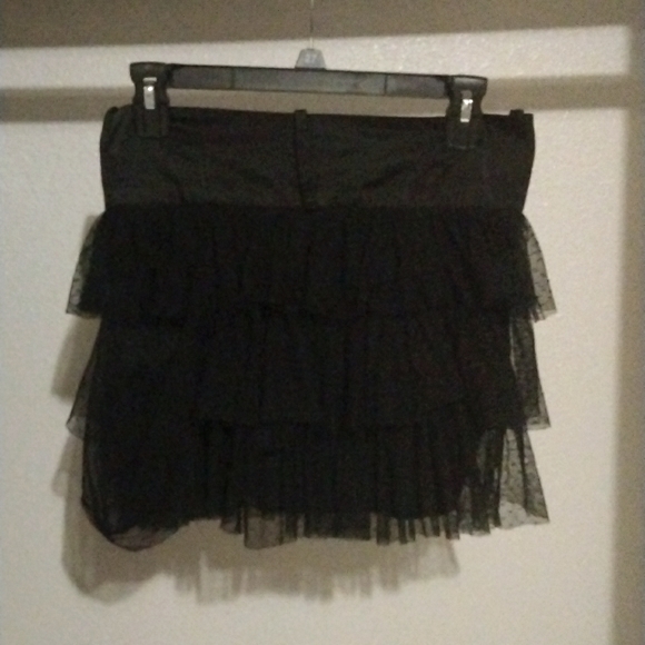 PAPAYA SHELL Black 3 layered meashed short skirt. - Picture 1 of 8